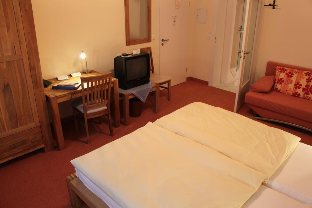 Hotel-Gasthof Die Post Brennerei Frankenhoehe Schillingsfürst Rum bild