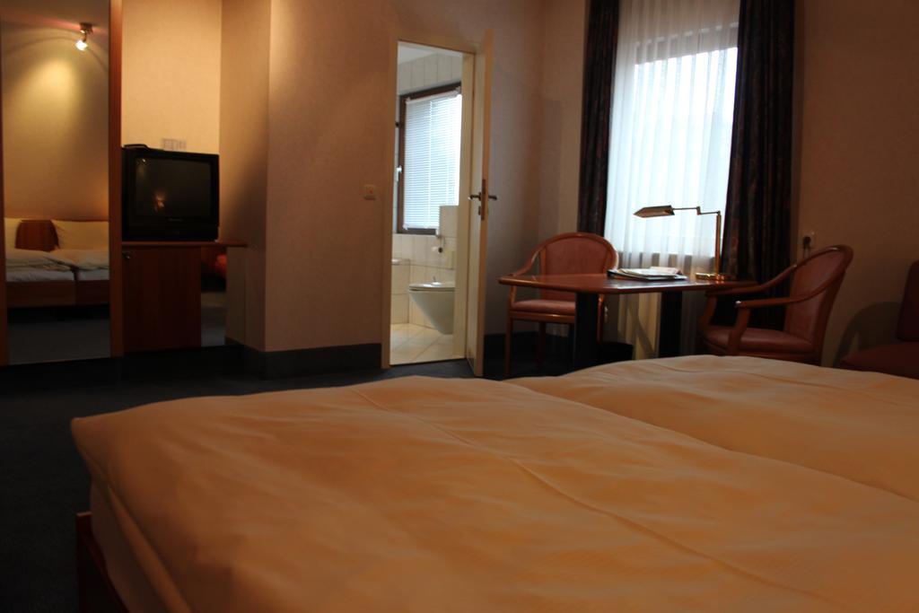 Hotel-Gasthof Die Post Brennerei Frankenhoehe Schillingsfürst Rum bild