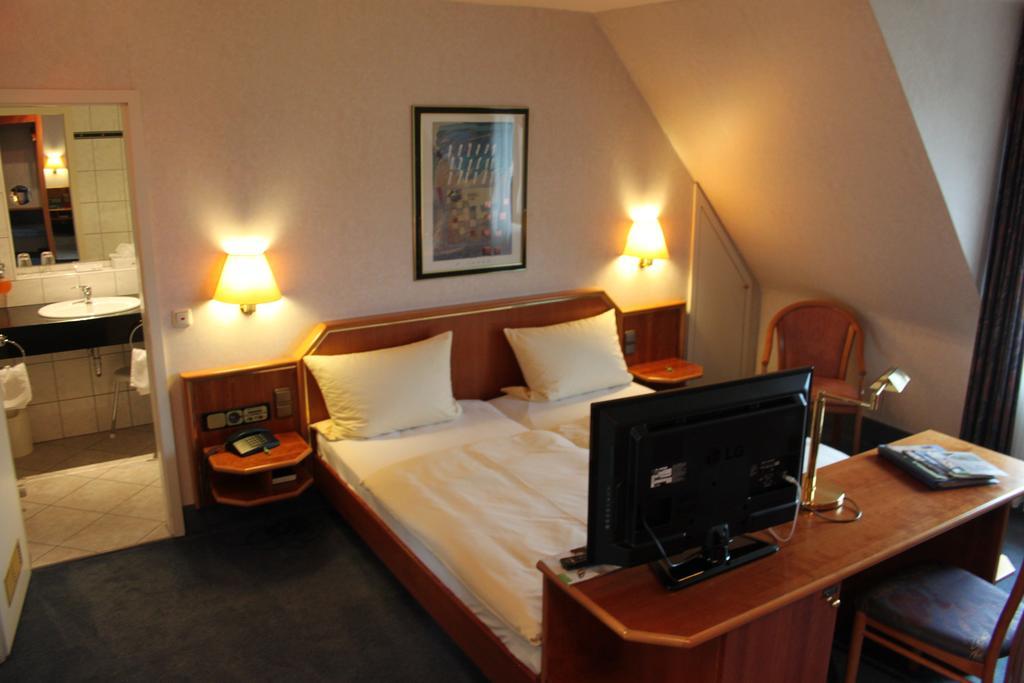 Hotel-Gasthof Die Post Brennerei Frankenhoehe Schillingsfürst Rum bild